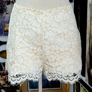 Delicate lace shorts Zara L